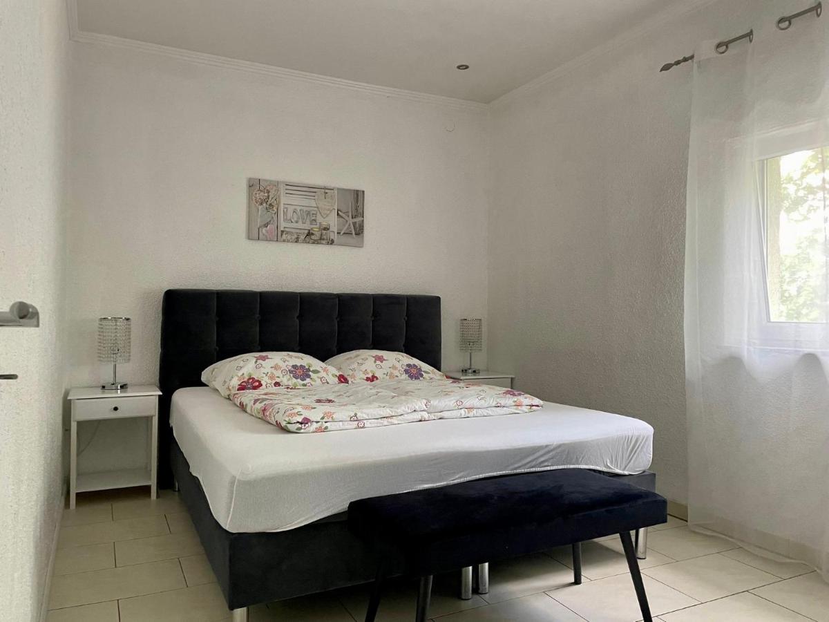 Easystay#4 Home Cinema Ferienwohnung In Kliniknaehe Mit Balkon, Boxspringbett & Netflix Бад-Эйнхаузен Экстерьер фото